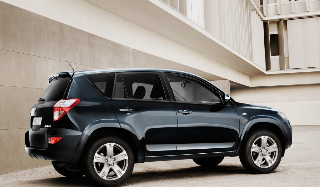 Тойота Рав 4 около здания