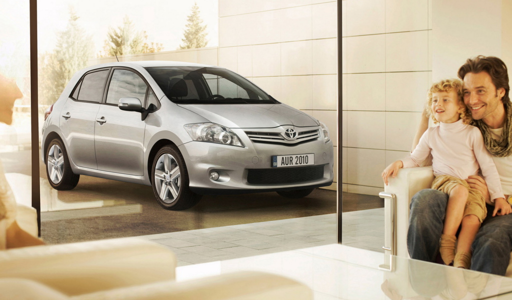 Toyota Auris возле дома