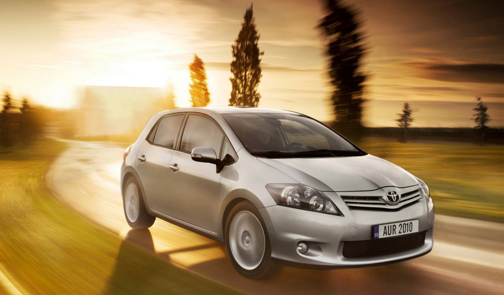 Тойота Аурис по дороге в пригороде