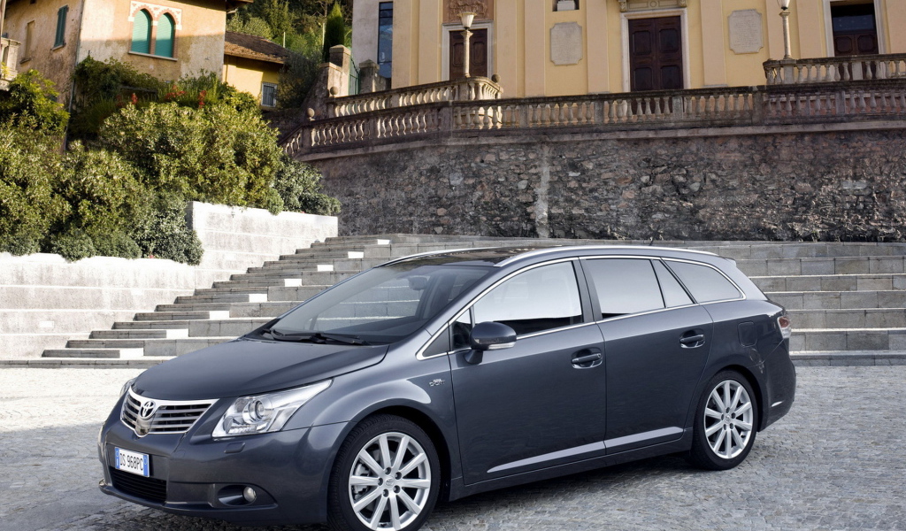 Тойота Авенсис Вагон