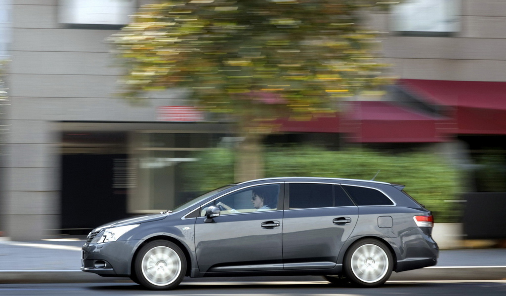 Тойота Авенсис двигаясь по улице