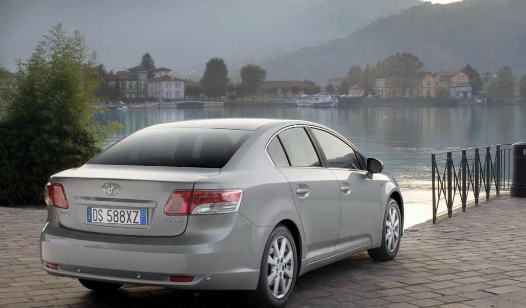 Тойота Авенсис на берегу реки