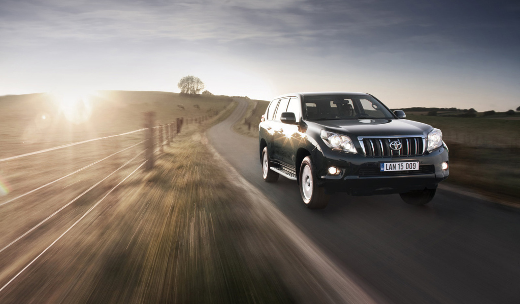 Toyota Land Cruiser на грунтовой дороге