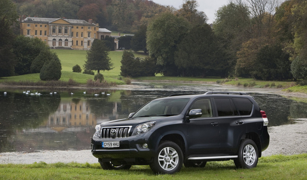 Тойота Ленд Крузер в саду