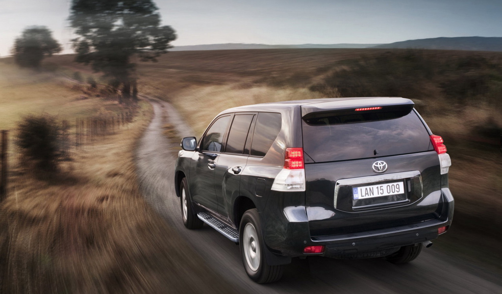 Тойота Ленд Крузер  уходя в даль