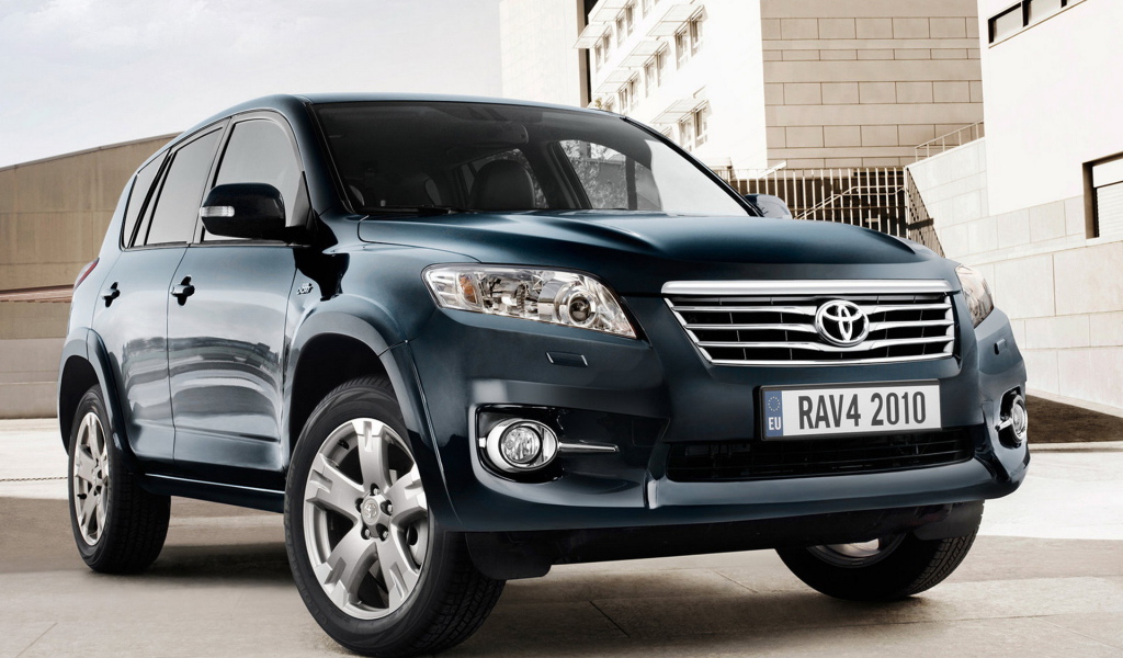 Toyota RAV4 около дома