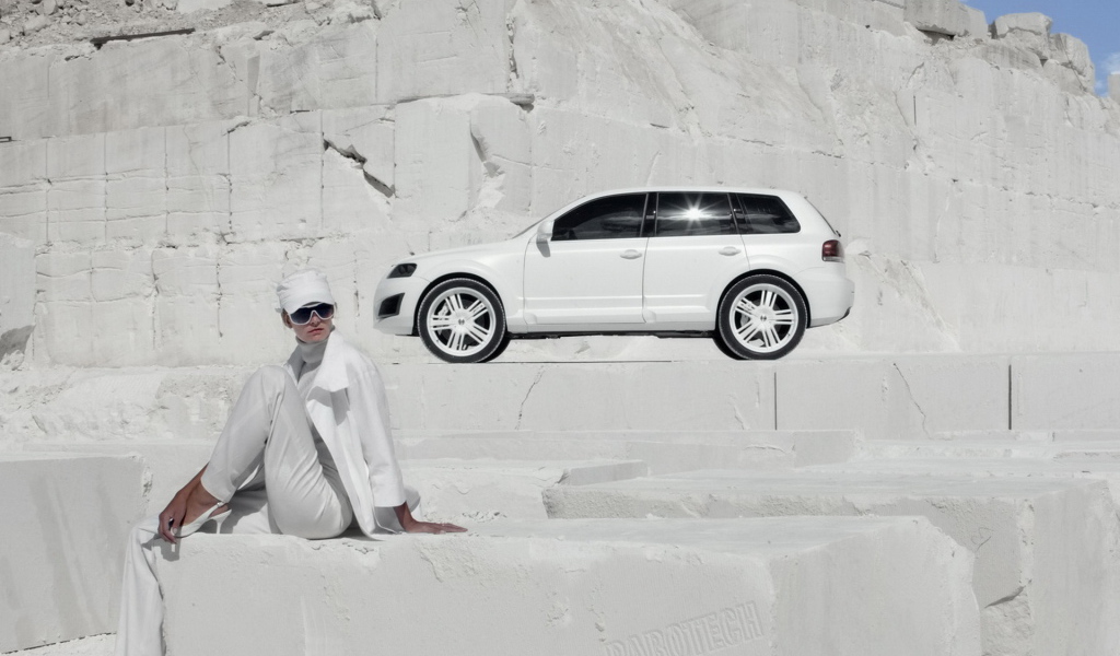 Parotech Sony Volkswagen Touareg среди каменных утесов