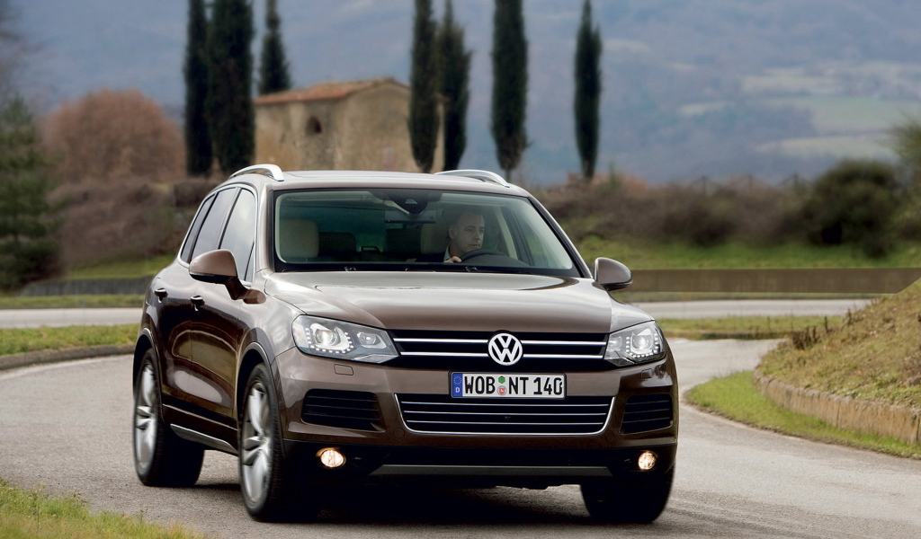 Volkswagen Touareg в пригороде