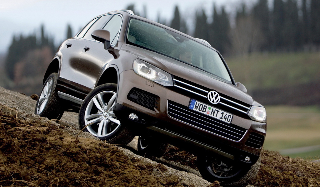 Волксваген Таурег штурмуя бездорожье