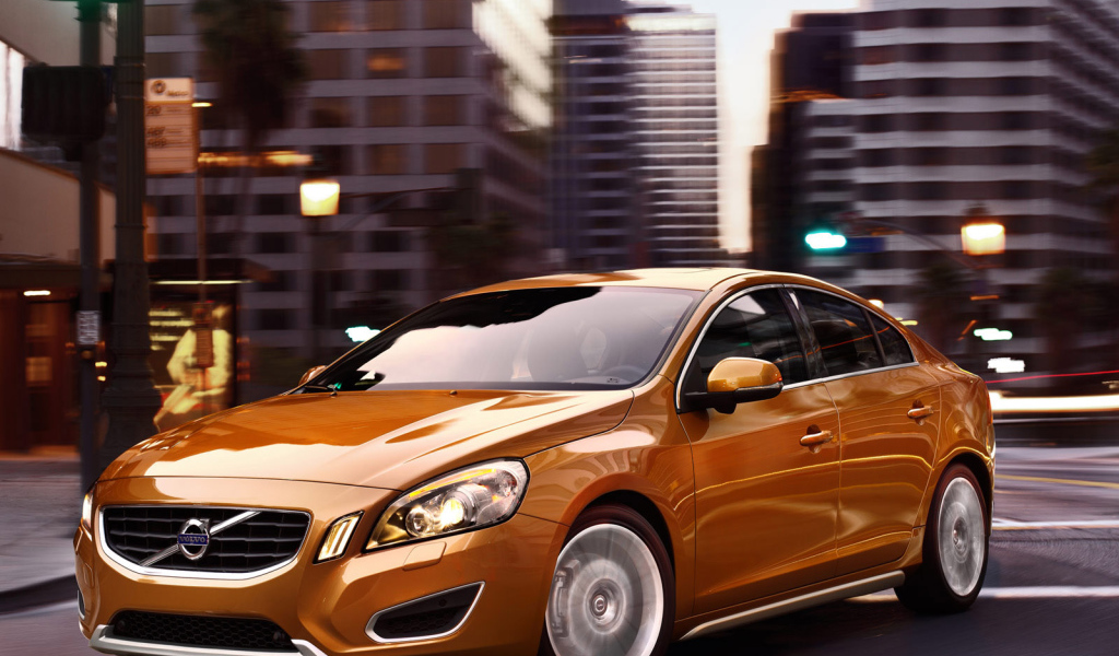 Volvo S60 среди улиц города