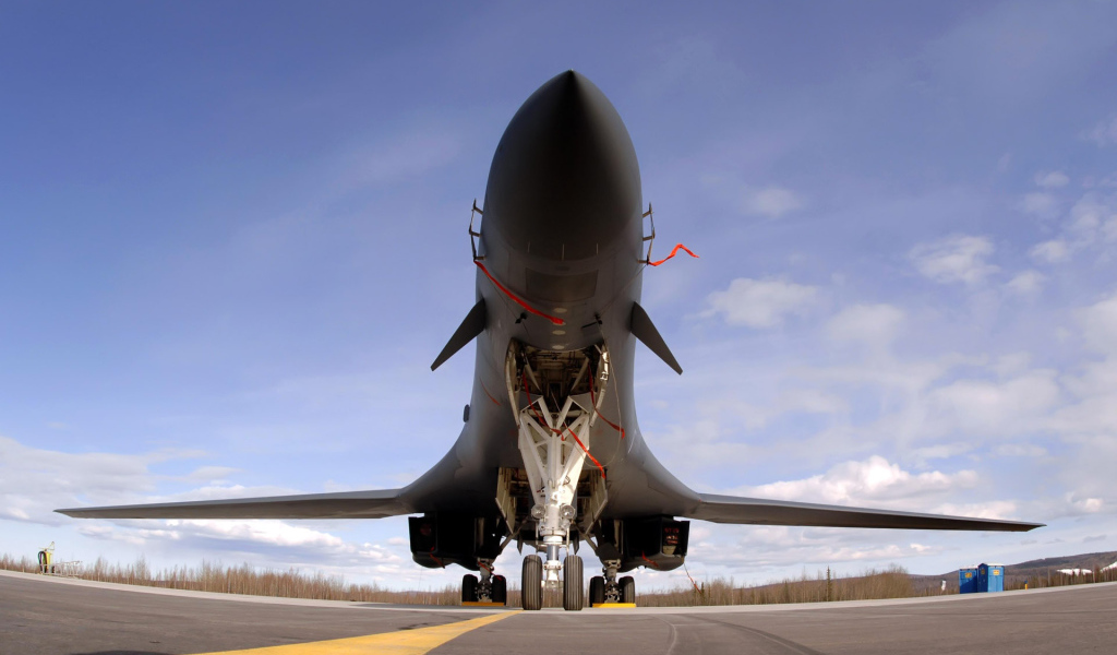 Истребитель на взлетной полосе