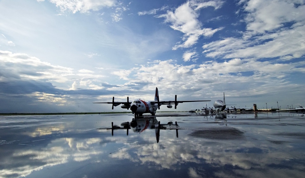 Самолеты на взлетной полосе