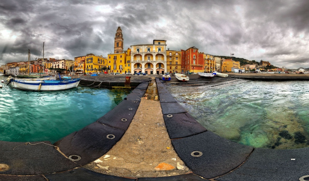 На пристани в городе