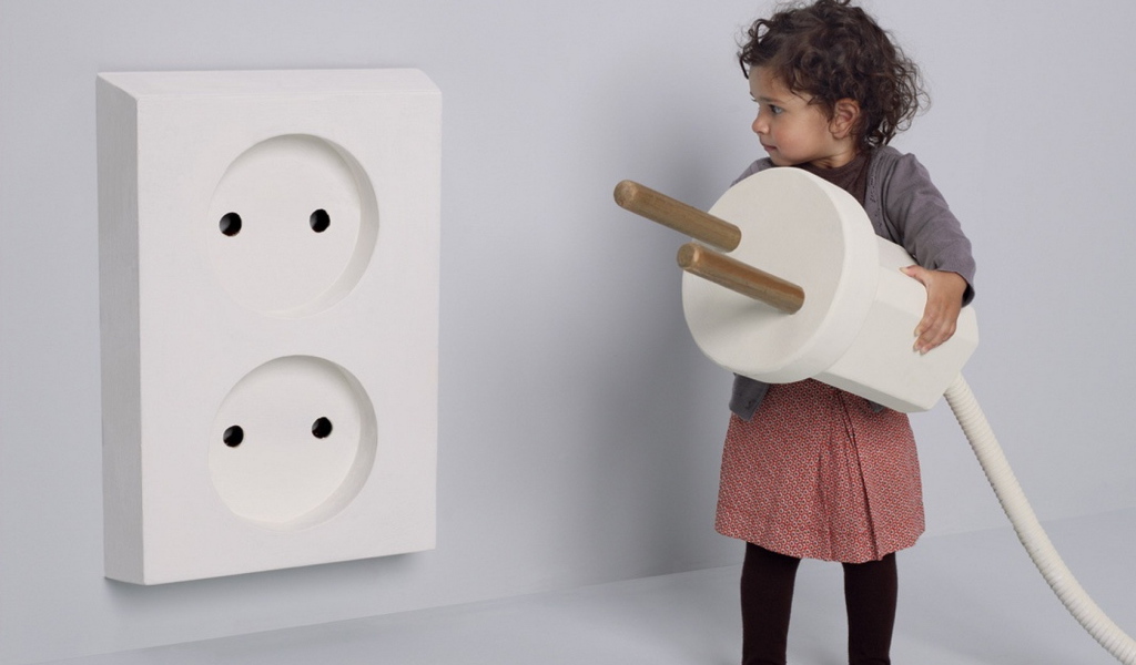 Девочка и розетка