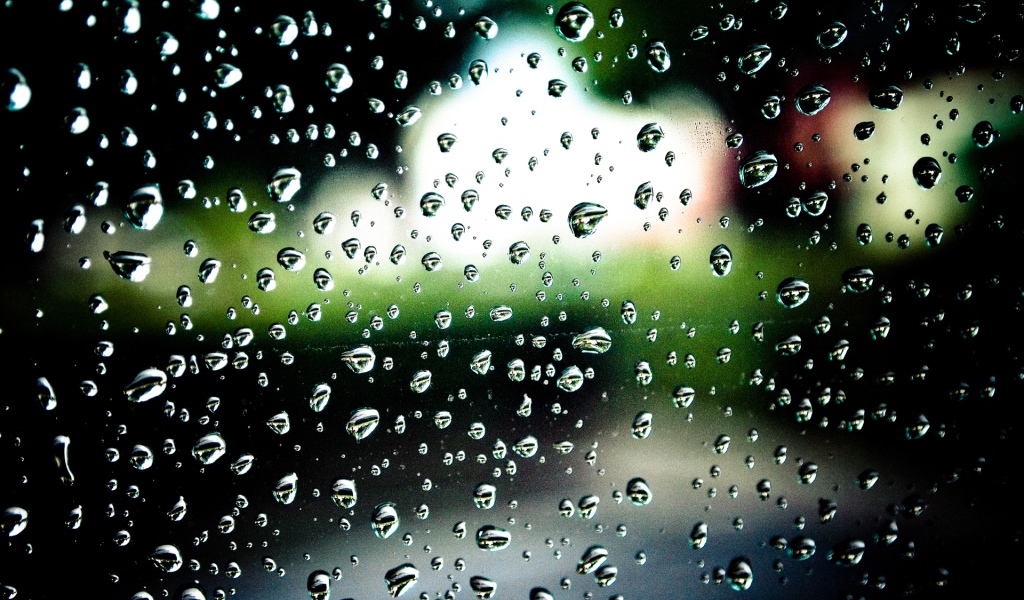 Дождевые капли на стекле