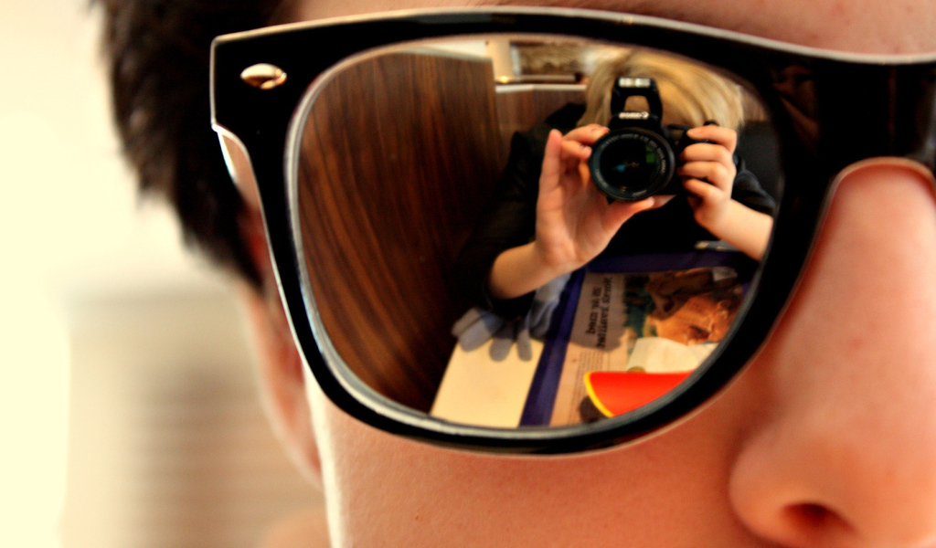 Отражение человека в очках