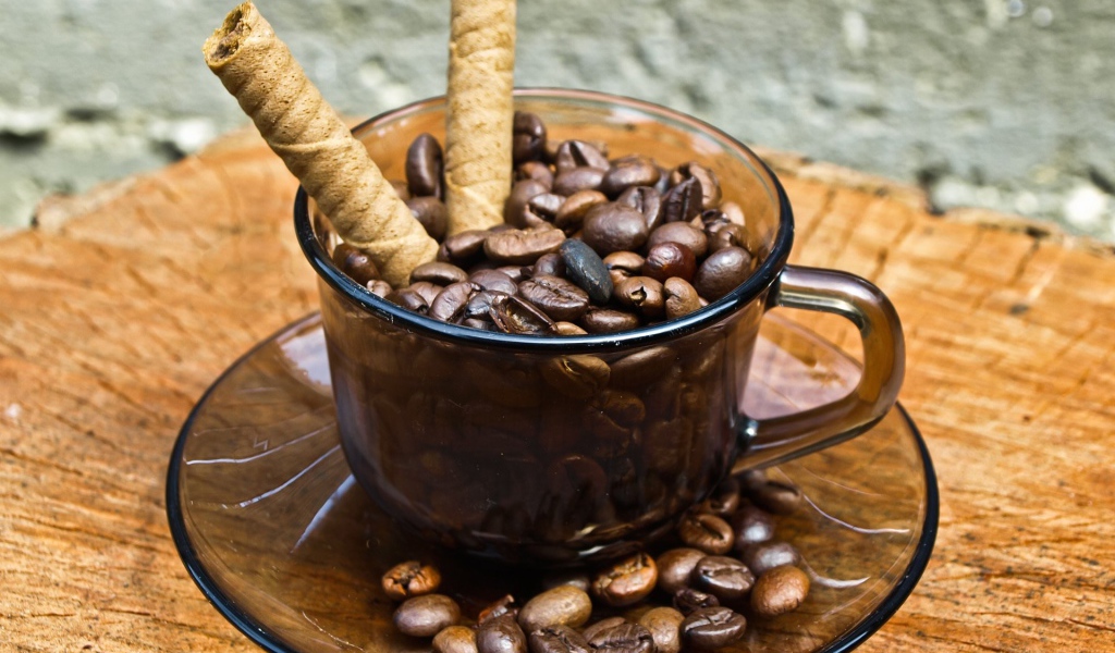 Чашка с зернами кофе