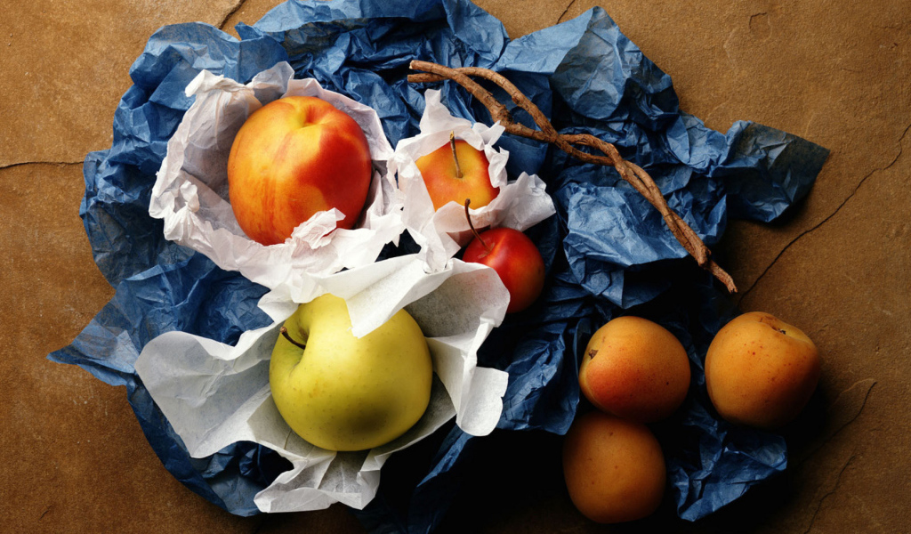 Персики и яблоки