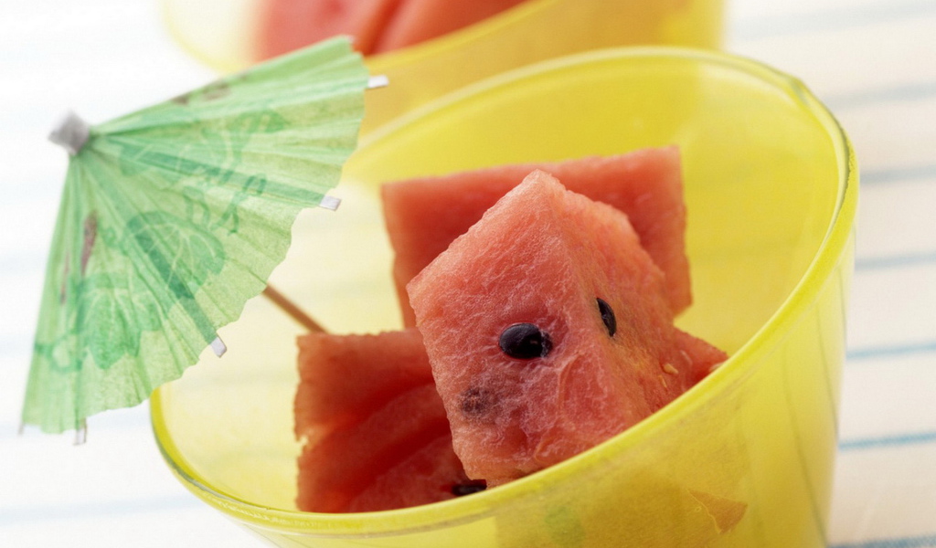 Арбуз под зонтиком