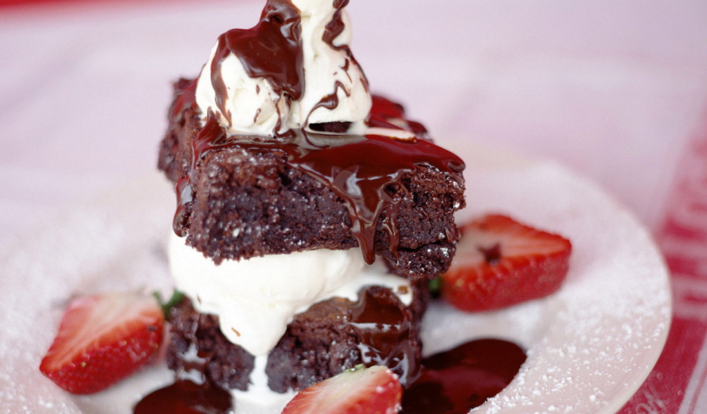 Шоколадно-клубничный десерт