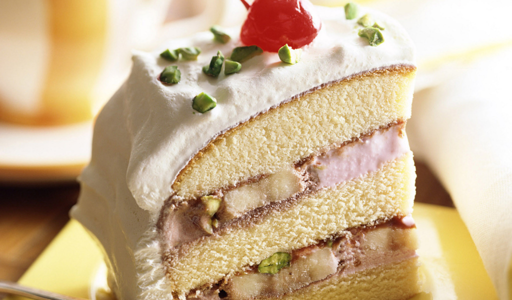 Кусочек торта с вишенкой