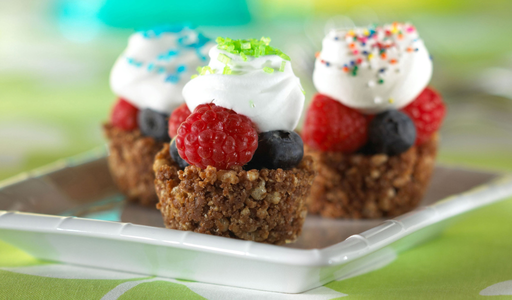 Сладкие фруктовые пирожные