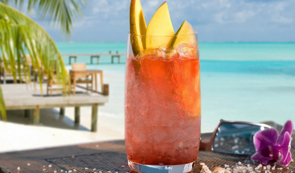 Коктейл с кусочками фруктов