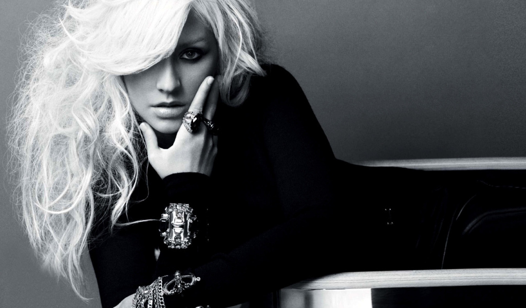 Кристина Агилера в черном