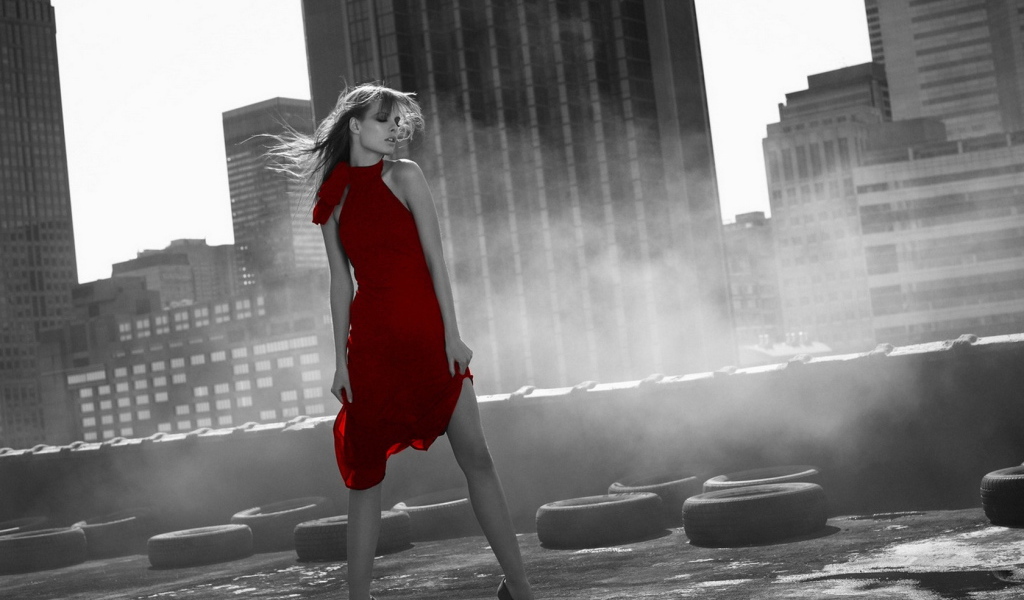 Девушка в красном платье