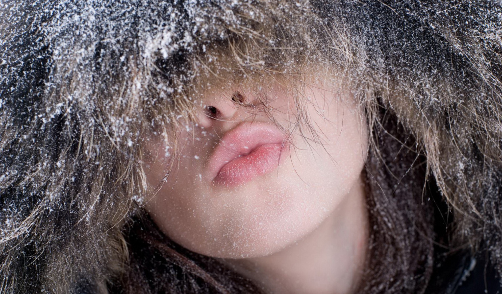 Девушка в капюшоне