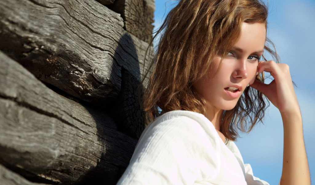 Девушка около сруба