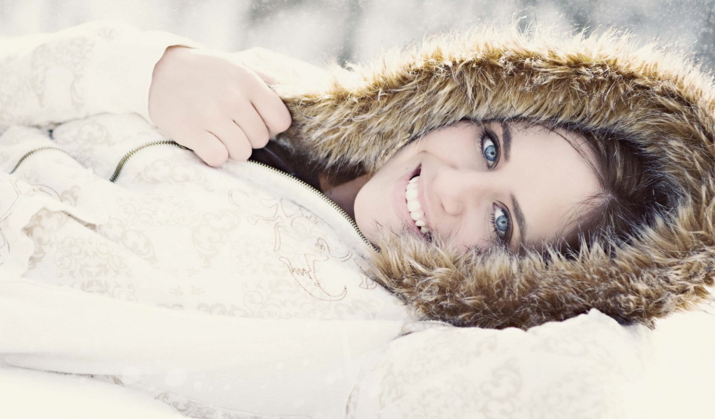 Девушка на снегу