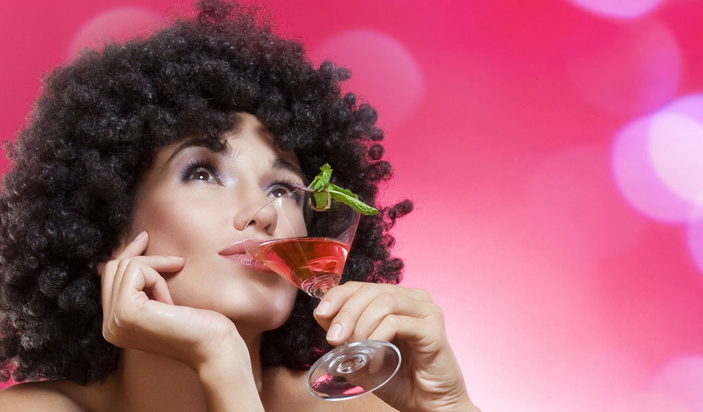 Девушка с кудряшками