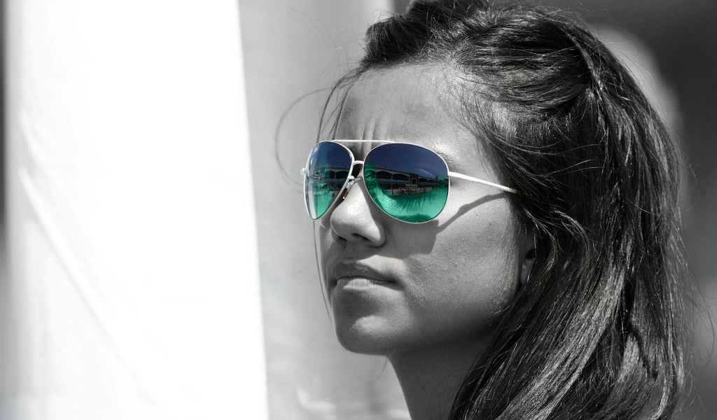 В зеленых очках