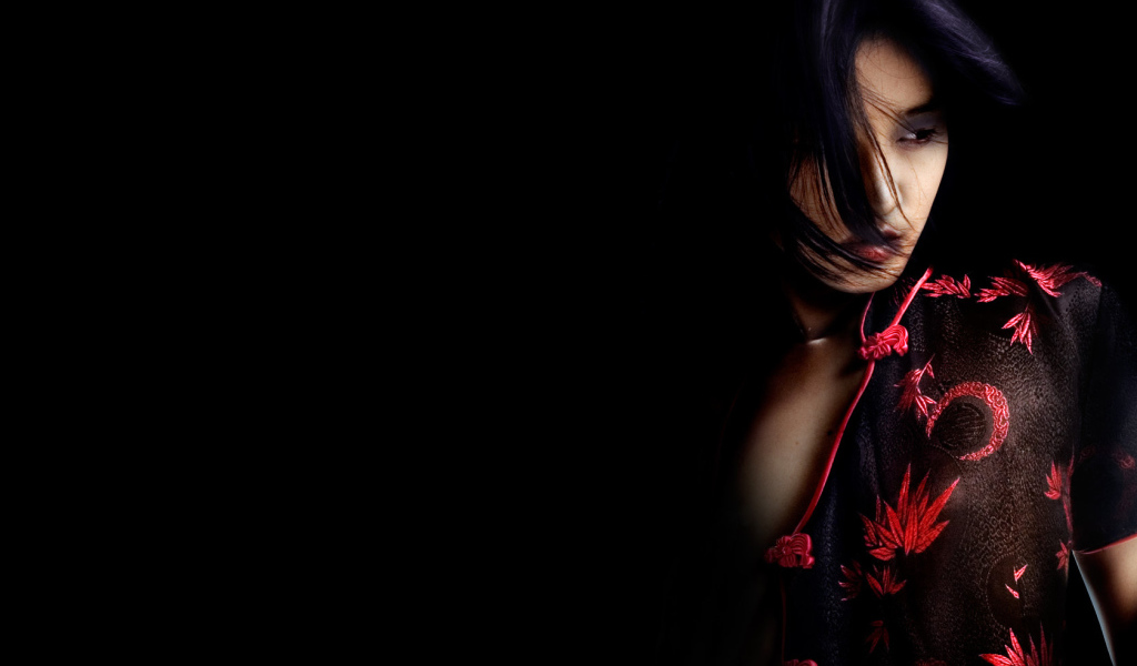 Красивая девушка в темноте