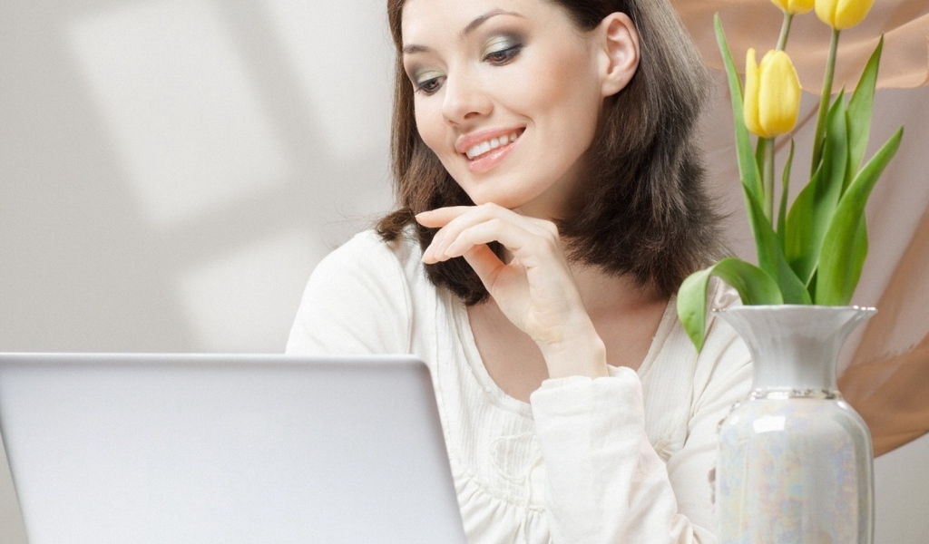 За ноутбуком