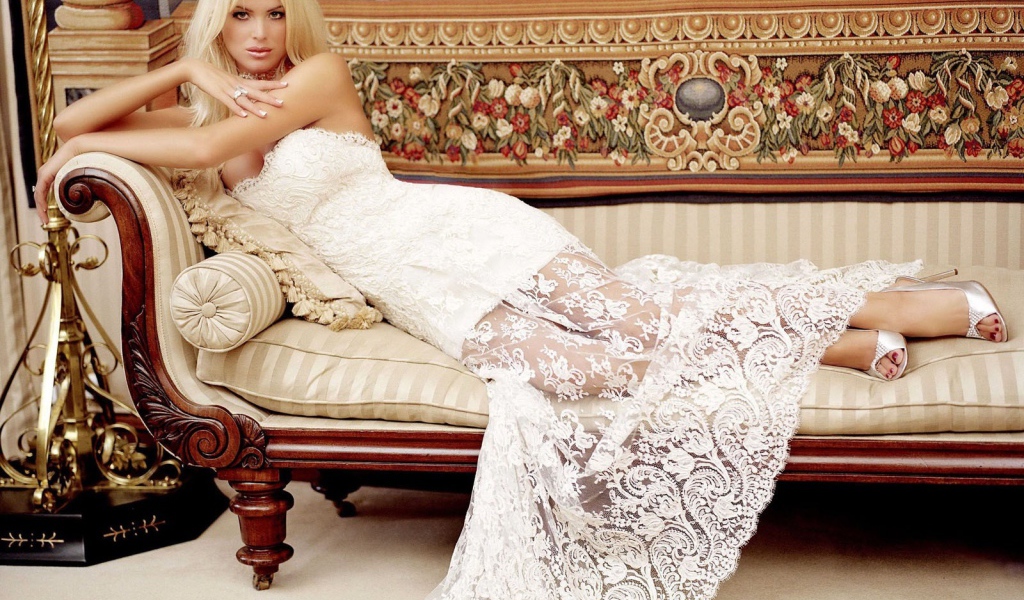 Блондинка в платье