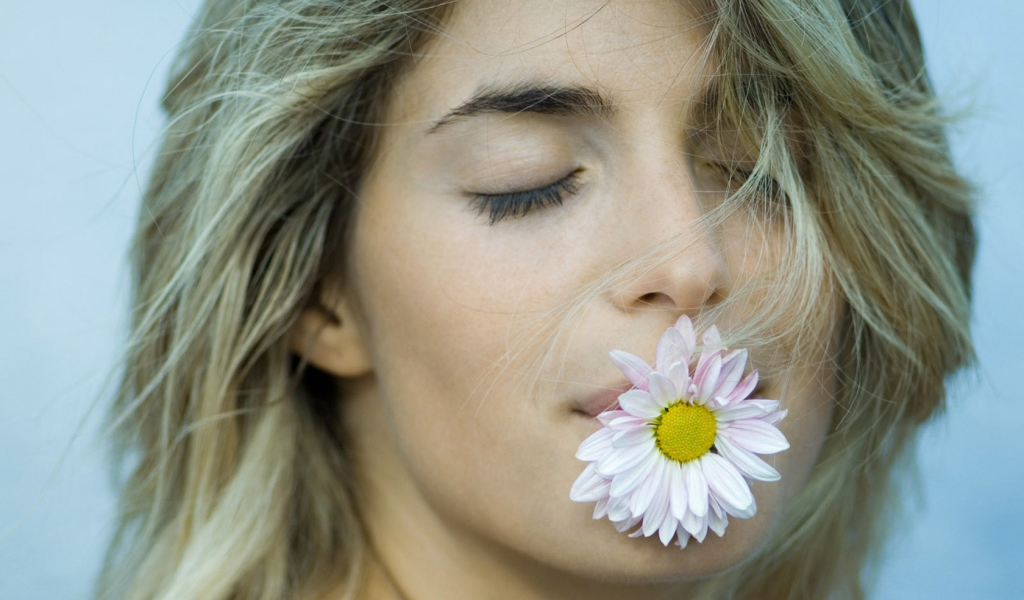 Девушка с цветком во рту