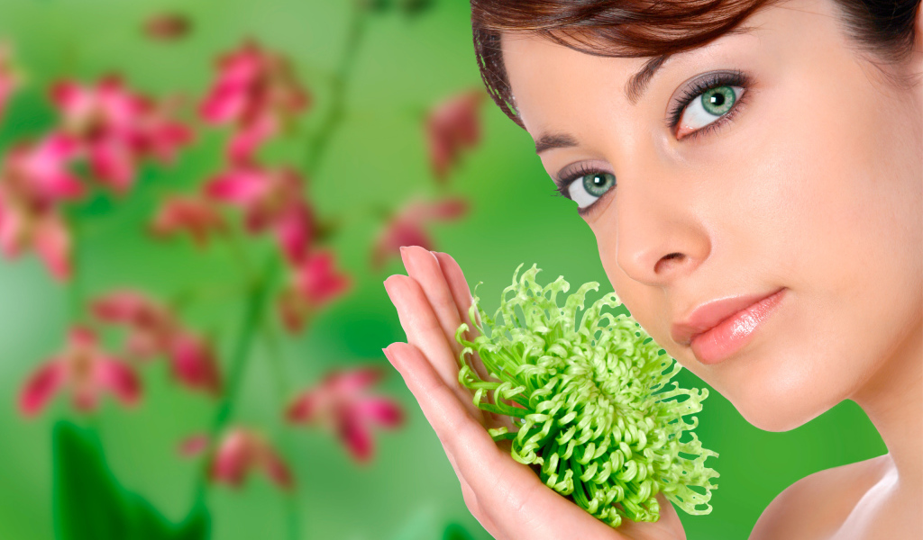 Девушка с необычным цветком