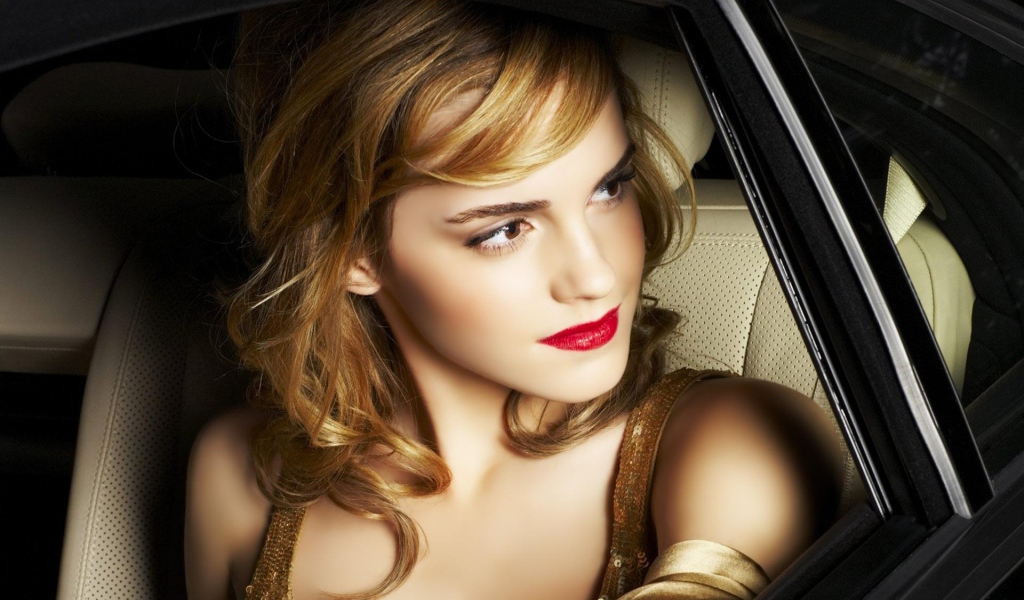 Эмма Ватсон в машине