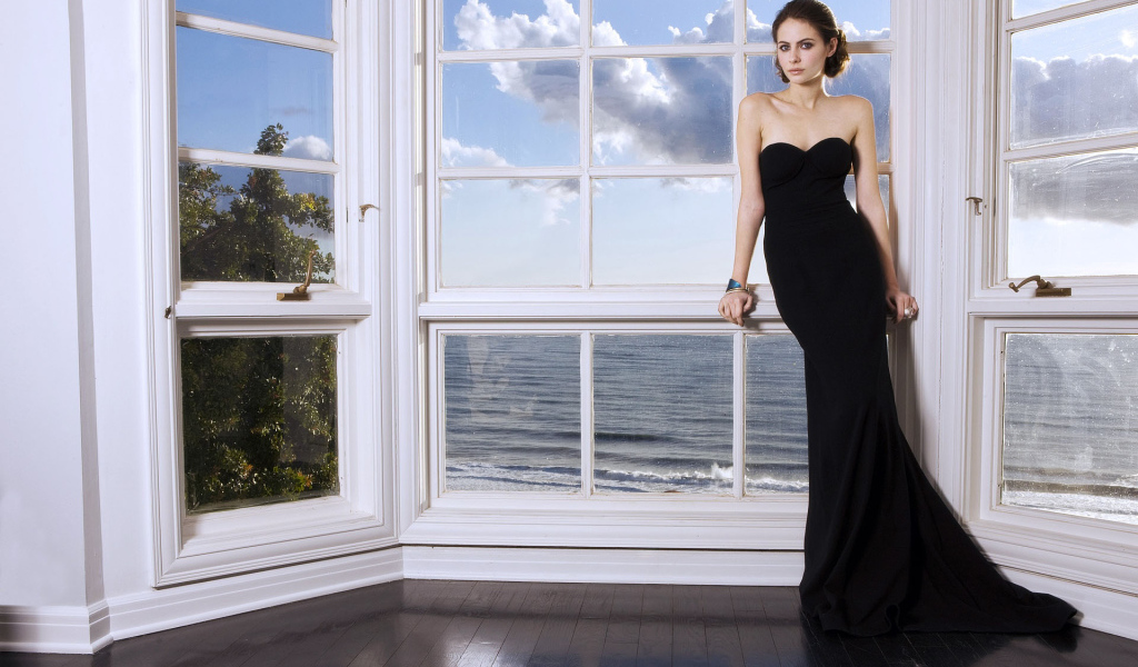 Уилла Холланд на фоне моря