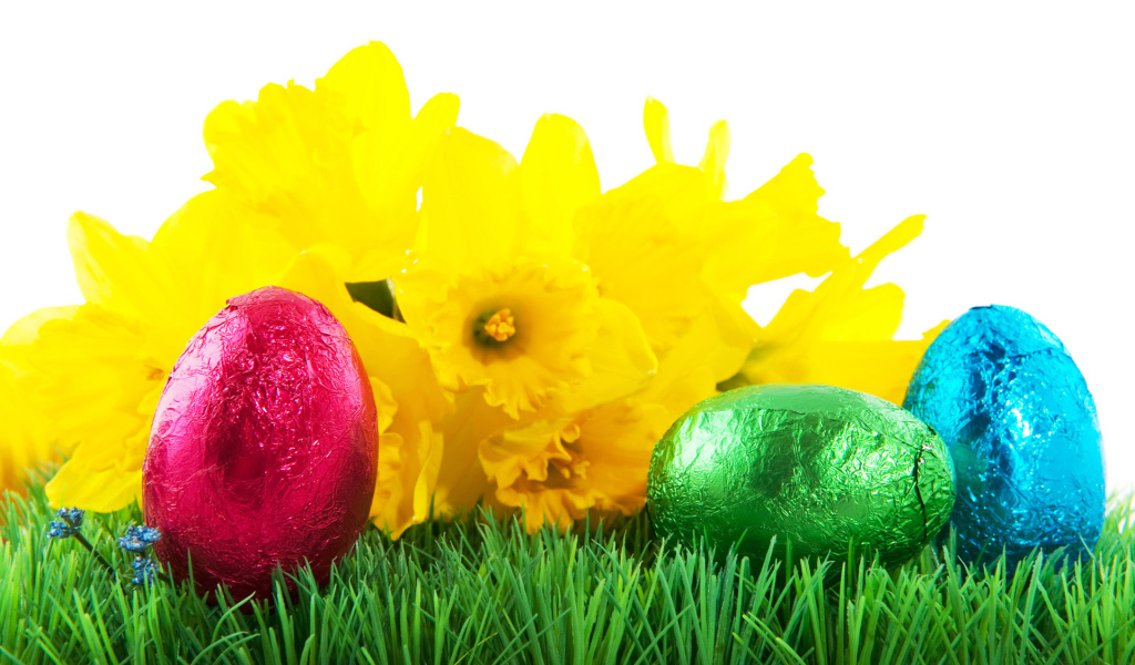 Пасхальные яйца на траве