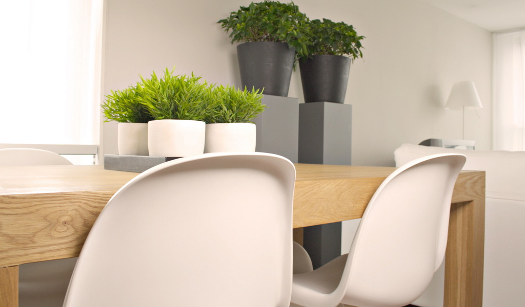 Стол в гостиной