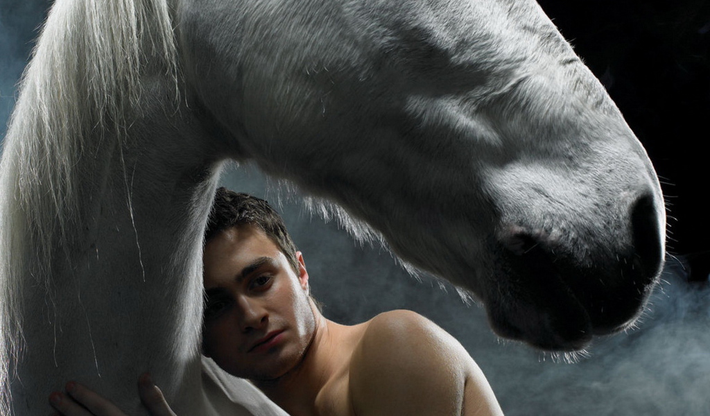 Даниэль Редклифф прижавшись к лошади