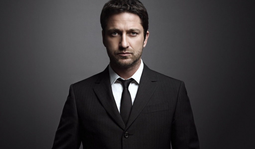 Джерард Батлер в костюме