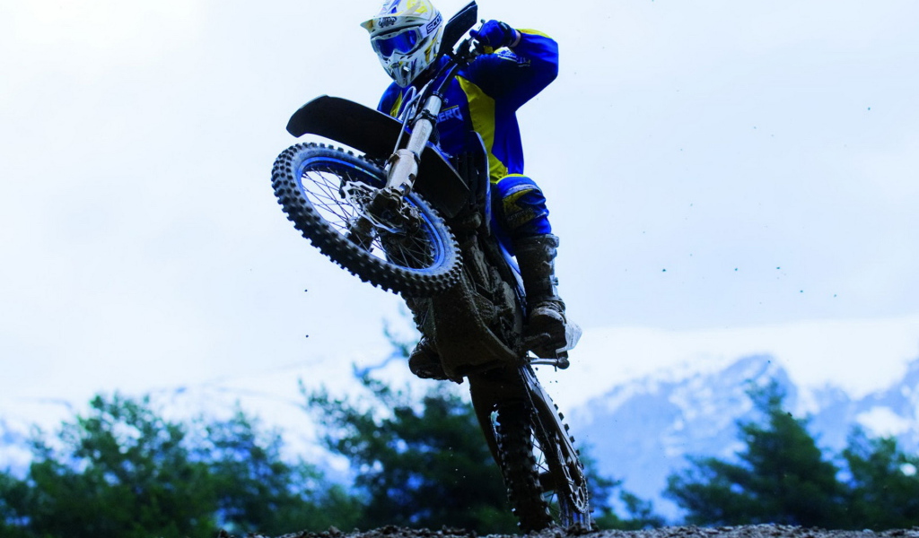 Хьюзаберг FX450 в прыжке