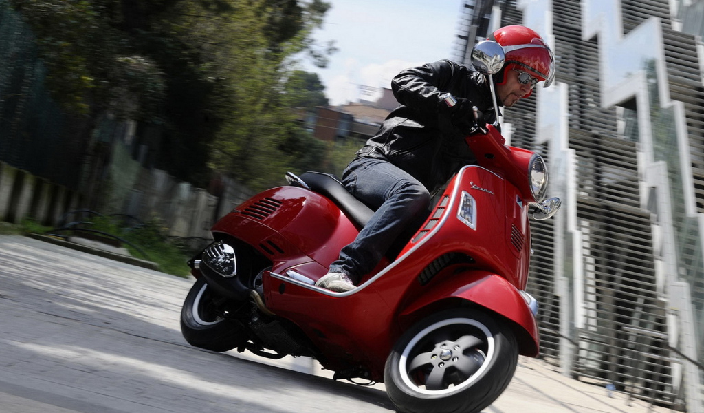 Vespa GTS 125 Super в красном цвете