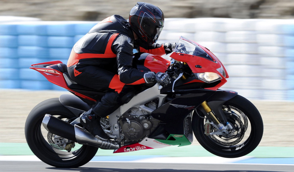 Априлия RSV4 R на соревновании