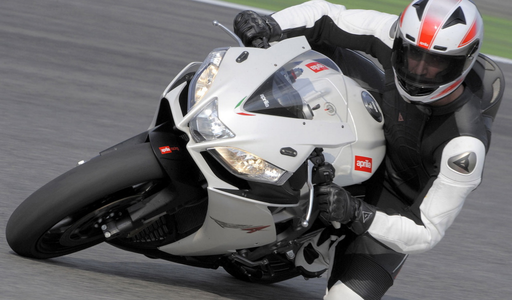 Aprilia RSV4 R на повороте