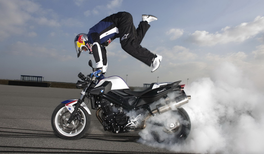 БМВ Ф 800 выписывая трюки